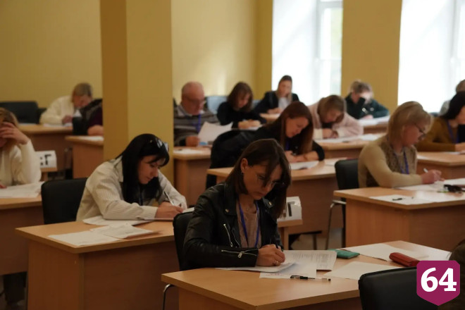 В Саратове родители выпускников сдали ЕГЭ по русскому языку 