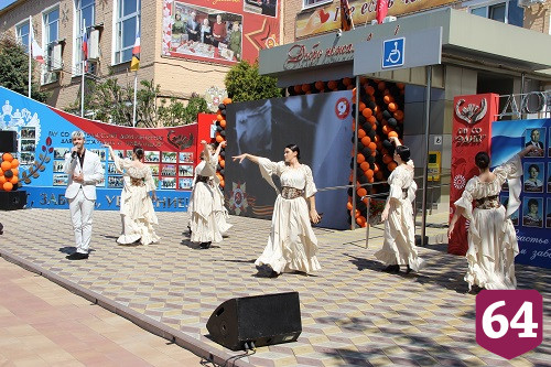 Герой России Александр Янклович поздравил с Днем Победы ветерана, проживающую в Энгельсском доме-интернате