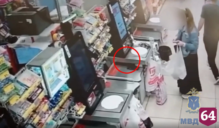 Саратовец похитил забытый на кассе самообслуживания телефон и попался