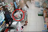 Саратовец похитил забытый на кассе самообслуживания телефон и попался